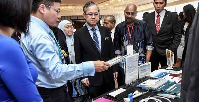 MELAWAT PAMERAN: Lee meluangkan masa melawat pameran selepas merasmikan Kursus Infarksi Myokardial Kebangsaan Ke-9 (NAMIC) 2018 & 2nd ECG Masterclass di sebuah hotel, Kuala Lumpur, semalam. — Gambar Bernama