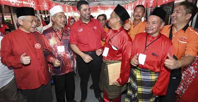 RAMAH MESRA: Marzuki (tiga, kiri) beramah mesra bersama anggota parti pada majlis perasmian Persidangan Tahunan Parti Pribumi Bersatu Malaysia (PPBM) Tanah Merah Kali Pertama di Dewan Latihan Pejabat Pendidikan Daerah semalam. — Gambar Bernama