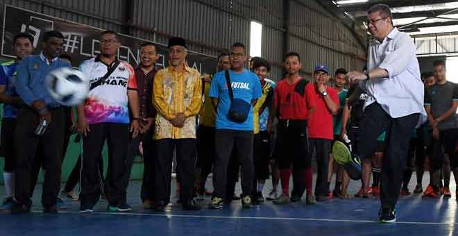 SIMBOLIK: Saifuddin (kanan) membuat sepakan penalti pada simbolik perasmian Kejohanan Futsal Parlimen Indera Mahkota di Gelanggang Futsal Kampung Tiram, Kuantan, semalam. — Gambar Bernama