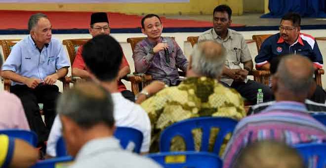 PROGRAM TAKLIMAT: Maszlee merangkap Anggota Parlimen Simpang Renggam ketika menghadiri Program Taklimat Penerangan Berkaitan Projek Landasan Berkembar Elektrik Gemas-Johor Bahru (PLBEGJB) di Dewan Orang Ramai Renggam, Kluang, semalam. — Gambar Bernama