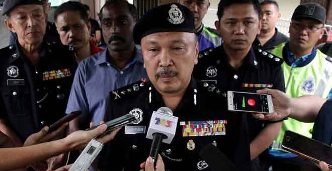 KAWASAN KEJADIAN: Mohd Kamarudin (tengah) pada sidang media selepas melihat kawasan kejadian bunuh membabitkan seorang wanita dan rakan lelakinya yang ditemui mati di Johor Bahru, semalam. — Gambar Bernama