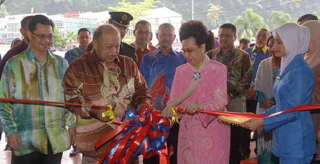 RASMI: Tuanku Syed Sirajuddin (dua kiri) dan Tuanku Tengku Fauziah berkenan memotong reben sebagai simbolik merasmikan Hospital Pakar KPJ Perlis di Kangar semalam. — Gambar Bernama