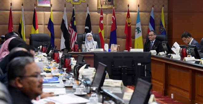 MESYUARAT: Wan Azizah mempengerusikan Mesyuarat Jawatankuasa Kabinet Ke Arah Persekitaran Hidup Yang Sihat di Putrajaya semalam. — Gambar Bernama
