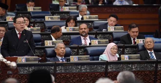  Lim ketika membentangkan Belanjawan 2019 di Dewan Rakyat hari ini. Turut kelihatan Perdana Menteri Tun Dr Mahathir Mohamad dan timbalannya Datuk Seri Dr Wan Azizah Wan Ismail. - Gambar BERNAMA.