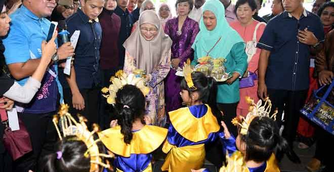 MESRA: Wan Azizah disambut oleh kanak-kanak tadika pada Sambutan Hari Keluarga Lembaga Penduduk dan Pembangunan Keluarga Negara (LPPKN) Kebangsaan di Seremban, semalam. — Gambar Bernama