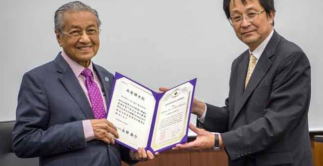 TERIMA IJAZAH: Dr Mahathir (kiri) menerima ijazah kehormat doktor falsafah daripada Prof Nagata di Universiti Tsukuba Tokyo di Tokyo semalam. — Gambar Bernama