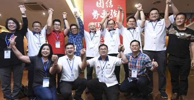 BERSATU HATI: Wee (berdiri, lima kiri) bersama Dr Mah (berdiri, empat kanan) menjulang                                tangan bersama penyokongnya pada Pemilihan Jawatankuasa MCA di Wisma MCA di Kuala Lumpur semalam. — Gambar Bernama