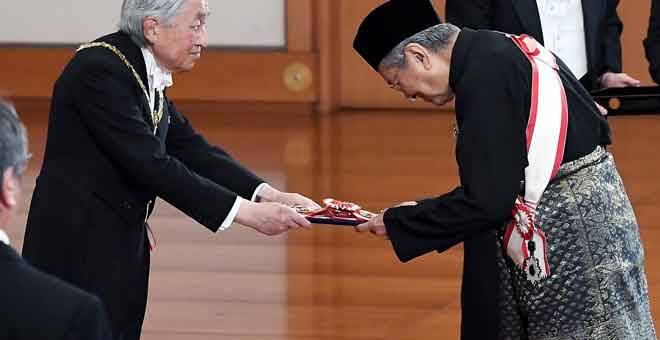 ANUGERAH: Dr Mahathir menerima Darjah Kebesaran ‘Grand Cordon of the Order of the Paulownia Flowers’ dari Maharaja Akihito di Imperial Palace, Jepun semalam. — Gambar Bernama