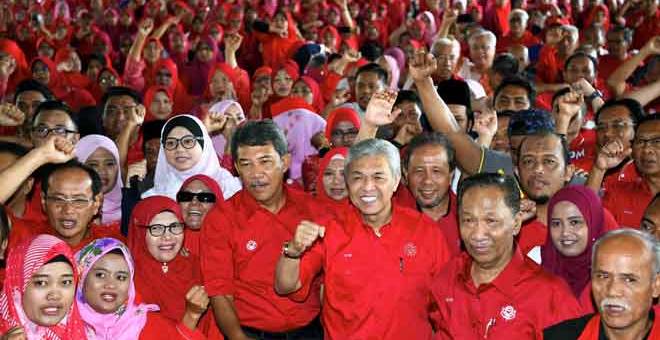 CERIA: Zahid (tiga kanan) bersama Mohamad (tengah) bergambar bersama ahli UMNO ketika Perjumpaan Khas ahli UMNO Negeri Sembilan semalam. — Gambar Bernama