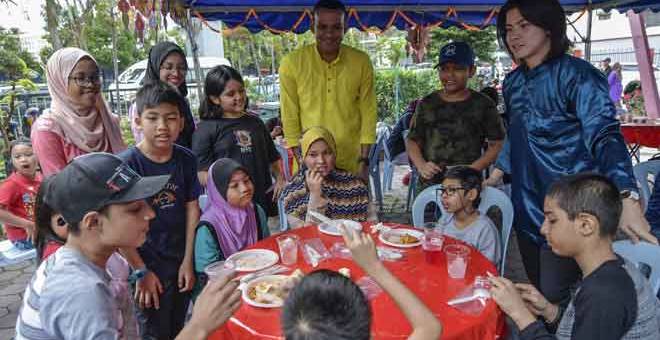 PRIHATIN: Charles (berdiri tengah) ketika beramah mesra bersama anak-anak Yayasan Chow Kit pada Program ‘Jom Diwali 2018’ sempena perayaan Deepavali di Pusat Gelandangan Jalan Pahang di Kuala Lumpur, semalam. — Gambar Bernama