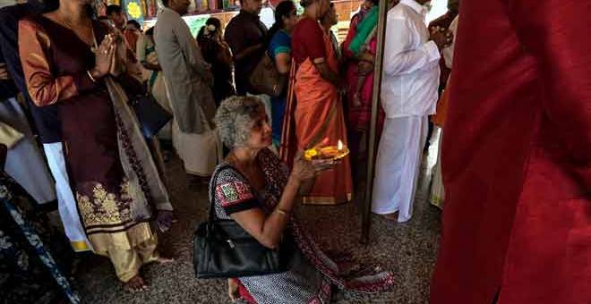 MINTA BERKAT: Masyarakat beragama Hindu menyambut perayaan Deepavali dalam suasana harmoni dan penuh warna-warni di Ipoh, semalam. Perkataan Tamil ‘Deepavali’ adalah kombinasi dua perkataan. ‘Deepam’ membawa maksud ‘cahaya’ atau ‘lampu’ manakala ‘Vali’ bermaksud ‘arah’ atau ‘jalan’. — Gambar Bernama