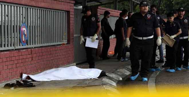 MAUT: Mayat seorang lelaki berumur 21 tahun yang maut ditikam masih berada di lokasi kejadian pergaduhan dipercayai membabitkan dua kumpulan kongsi gelap di Skudai, dekat Johor Bahru, semalam. — Gambar Bernama