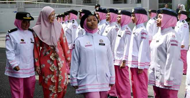 PEMERIKSAAN: Dr Wan Azizah memeriksa perbarisan kawalan kehormat Pergerakan Puteri Islam Malaysia (PPIM) semasa hadir pada Majlis Penutupan Rasmi sempena Hari Puteri Peringkat Kebangsaan PPIM 2018 semalam. — Gambar Bernama