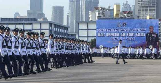 LINTAS HORMAT: Sebahagian 248 Kadet Inspektor dan 146 Kadet Sarjan membuat lintas hormat di hadapan Ketua Polis Negara Tan Sri Mohamad Fuzi Harun pada Perbarisan Tamat Latihan Kadet Inspektor dan Kadet Sarjan Siri 1/2018 di Pusat Latihan Polis (PULAPOL), Kuala Lumpur, semalam. — Gambar Bernama