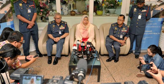 Zuraida (tengah) bersama Mohammad Hamdan (duduk, kiri) ketika sidang media selepas menziarahi seorang anggota EMRS JBPM yang cedera parah diserang dalam kejadian rusuhan di luar kuil Sri Maha Mariamman awal pagi tadi, di Pusat Perubatan Subang Jaya (SJMC) hari ini. - Gambar Bernama 