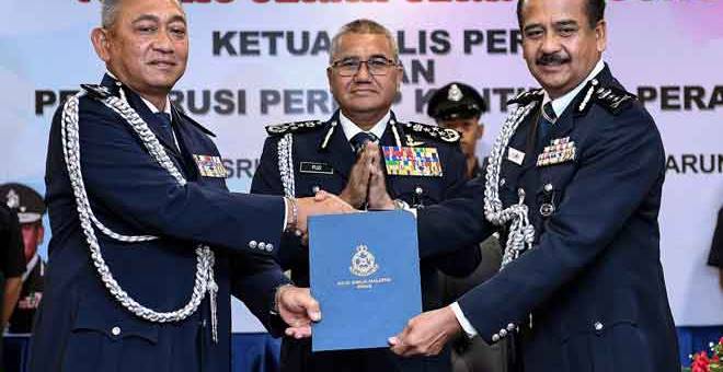 SAKSI: Mohamad Fuzi (tengah) menyaksikan majlis serah tugas antara Hasnan (kiri) kepada Razaruddin (kanan) pada Majlis Serah Terima Tugas Ketua Polis Perak di Mes Pegawai Kanan Ipoh dekat Ipoh, semalam. — Gambar Bernama