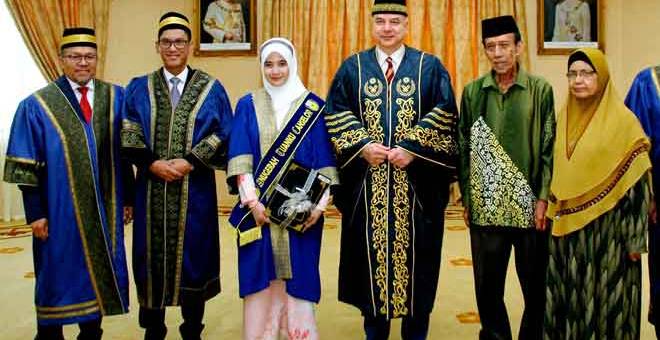 KENANGAN: Sultan Nazrin Shah (tiga kanan) berkenan bergambar dengan penerima Anugerah Tuanku Canselor, Munazzahah Zulkifli (tiga kiri) bersama bapanya Zulkifli Abu (dua, kanan) dan ibunya Maznah Ismail (kanan) selepas majlis Istiadat Konvokesyen Universiti Sultan Azlan Shah (USAS) ke-11 di Dewan Jubli Perak semalam. — Gambar Bernama