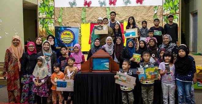 MESEJ KEAMANAN: Samsul (tengah) bergambar bersama kanak- kanak yang hadir sempena Program Sambutan Hari Kamishibai Sedunia di Perpustakaan Negara, Kuala Lumpur, semalam. — Gambar Bernama