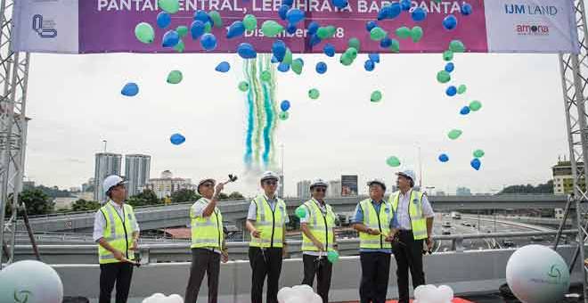 RASMI: Mohd Anuar (tiga kanan) menyempurnakan perasmian Persimpangan Bertingkat                                    Pantai Sentral, Lebuhraya Baru Pantai di Pantai Sentral Interchange, New Pantai Expressway (NPE) di Kuala Lumpur semalam. — Gambar Bernama