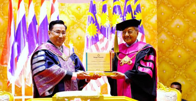 Dr Mahathir menerima ijazah kedoktoran kehormat dari University Rangsit di Bangkok hari ini. Anugerah di sampaikan oleh Presiden of Rabgsit University Dr Arthit Ou Rairat. - Gambar Bernama 