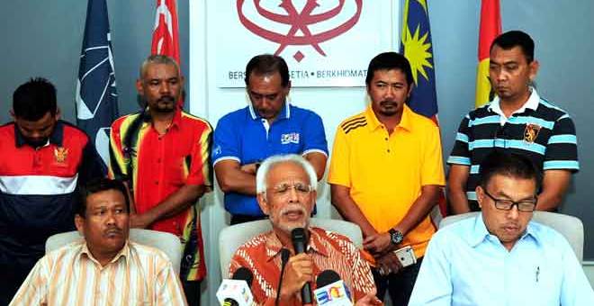 SIDANG MEDIA: Shahrir (duduk, dua kanan) mengadakan sidang media khas di Pejabat UMNO Bahagian Johor Bahru, semalam. Sidang media tersebut berkenaan kekesalan UMNO bahagian itu terhadap Ahli Parlimen Mersing, Datuk Dr Abdul Latiff Ahmad yang keluar parti. — Gambar Bernama