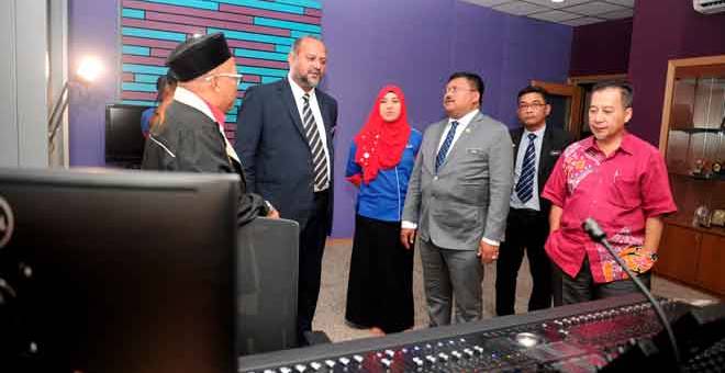 TINJAU: Gobind (dua kiri) bersama Abdul Muis (kanan), Abdull Hadi (tiga kanan) dan Zainudin (dua kanan) melawat konti RTM sempena lawatan kerja beliau di Jabatan Penyiaran Johor semalam. — Gambar Bernama