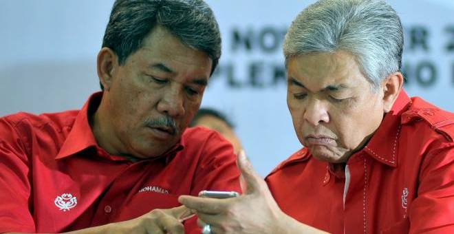 Mohamad (kiri) bersama Ahmad Zahid semasa menghadiri majlis perjumpaan khas presiden bersama kepimpinan UMNO di Kompleks UMNO Bahagian Selangor, November lalu.- Gambar fail Bernama