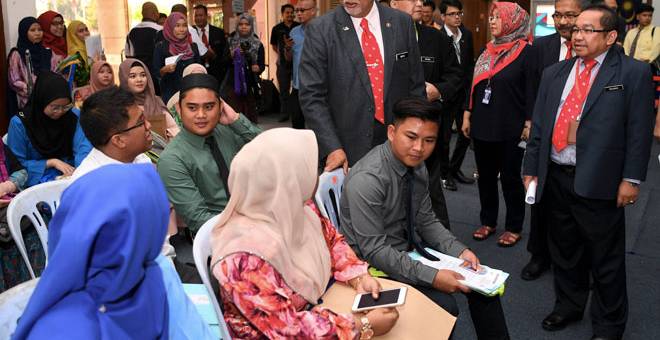 LAWATAN: Mahfuz (tengah) beramah mesra bersama pelajar baharu ketika mengadakan lawatan kerja ke Pusat Latihan Pengajar Dan Kemahiran Lanjutan (CIAST) di Shah Alam, semalam. — Gambar Bernama