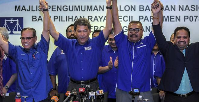 ANGKAT SEMANGAT: Mohamad (dua kiri) bersama Ramli (dua kanan) melaungkan kata-kata               semangat selepas Majlis Pengumuman Calon BN Parlimen Cameron Highlands di Kuala Lumpur semalam. — Gambar Bernama