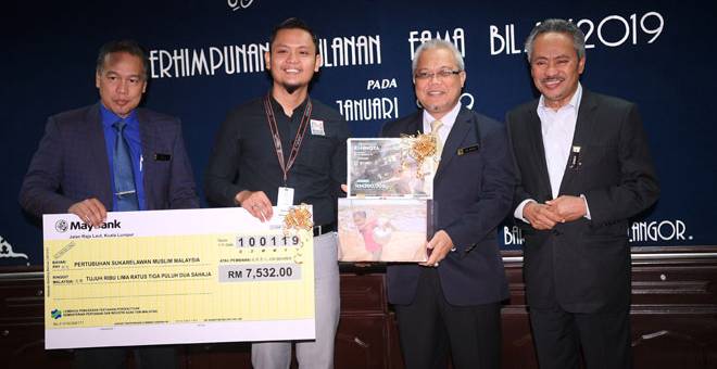 SEMOGA MEMBANTU: Ishak (dua kanan) ketika menyampaikan sumbangan kutipan derma Tabung Rohingya berjumlah RM7,532 kepada Presiden Pertubuhan Sukarelawan Muslim Malaysia (MVM) Muhammad Jantan (dua kiri) pada Majlis Penyampaian Kutipan Sumbangan Derma Tabung Rohingya sempena Perhimpunan Bulanan FAMA di Kuala Lumpur semalam. — Gambar Bernama