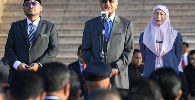 Dr Mahathir (tengah) berucap pada Perhimpunan Bulanan Jabatan Perdana Menteri di Putra Perdana hari ini. 