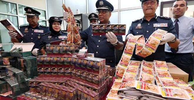 SIDANG MEDIA: Subromaniam (dua kanan) menunjukkan rokok putih dan ‘Chewing Tobacco’ selepas Jabatan Kastam Diraja Malaysia (JKDM) berjaya mematah dua sindiket penyeludupan rokok putih dan ‘Chewing Tobacco’ di Pelabuhan Utara dan Meru, Klang pada sidang media di Wisma Kastam, Pelabuhan Barat, dekat Pelabuhan Klang, semalam. — Gambar Bernama