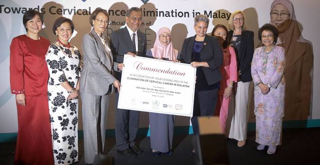 PENGHARGAAN: Wan Azizah (tengah) menerima penghargaan dari pihak penganjur di atas usaha beliau memimpin penghapusan kanser serviks di Malaysia pada Program Pelancaran Revolusi ‘Removing Obstacles to Cervical Screening (ROSE)’ Ke Arah Menuju Penghapusan Kanser Servik di ibu kota dekat Kuala Lumpur, semalam. Turut hadir Menteri Kesihatan Datuk Seri Dr Dzulkefly Ahmad (empat kiri) dan Timbalan Menteri Pembangunan Wanita, Keluarga dan Masyarakat Hannah Yeoh (tiga kanan). — Gambar Bernama