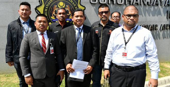 KEADILAN: Mohd Nasaie (tengah) hadir menyerahkan laporan kepada Suruhanjaya Pencegahan Rasuah Malaysia berhubung isu land swap yang berlaku di tanah milik Kementerian Pertahanan membabitkan projek pembinaan Kem Paloh dan Kem Hutan Melintang, semalam. — Gambar Bernama