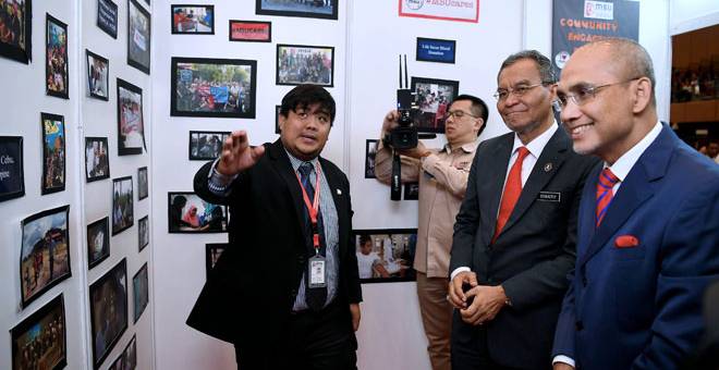 LAWATAN: Dr Dzulkefly (dua, kanan) melawat pameran selepas merasmikan Management And Science University Embracing Community Healthcare Outreach Project di MSU semalam. — Gambar Bernama