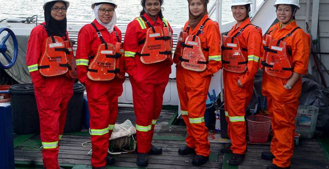 PIKUL CABARAN: Dr Roswati (tiga kanan) bersama Nur Sanim (kiri), Dr Maizah, (dua kiri), Dr Melissa (tiga kiri), Dr Hing (dua kanan) dan Dr Lee (kanan). — Gambar Bernama