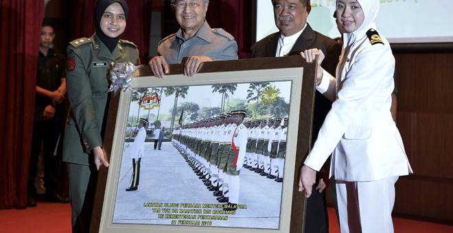 TANDA KENANGAN: Dr Mahathir menerima cenderahati daripada Mohamad Sabu ketika lawatan rasmi beliau ke Kementerian Pertahanan di Wisma Pertahanan, semalam. — Gambar Bernama