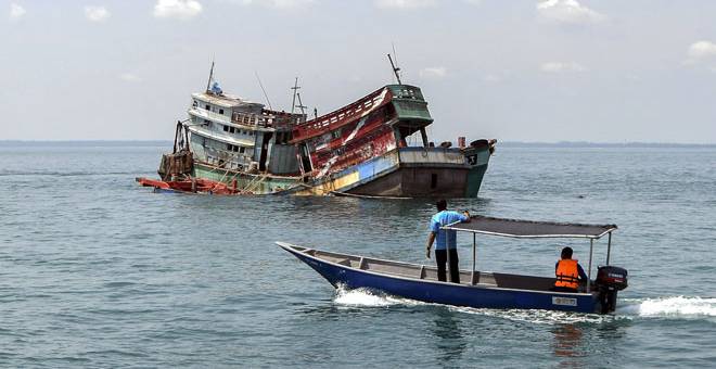DILUCUT: Dua daripada empat bot nelayan asing yang telah dilucut hak oleh Agensi Penguatkuasaan Maritim Malaysia (APMM) ditenggelamkan untuk dijadikan tukun tiruan di empat batu nautika dari perairan Tumpat dekat Tumpat, semalam. — Gambar Bernama