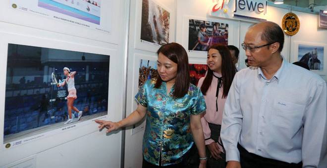 LWATSN: Yeoh dibawa melawat pameran gambar berkonsepkan wanita selepas merasmikan Sambutan Hari Wanita 2019 Peringakat Negeri Johor di IOI Mall, Kulai, dekat Kuali, semalam. Hadir sama Liow (belakang). — Gambar Bernama