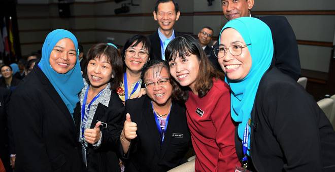 KENANGAN: Teo (dua kanan) bergambar bersama para peserta yang terdiri daripada pengetua dan guru besar selepas merasmikan Program Kelayakan Profesional Pemimpin Pendidikan Kebangsaan yang diadakan di Auditorium Instititut Aminuddin Baki (IAB) dekat Nilai, semalam. — Gambar Bernama