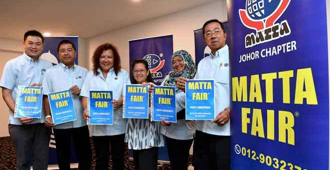 SIMBOLIK: (Dari kanan) Charlie, Marcella, Caren Lee, Kathryn Lee, Kenny dan Lim ketika sidang media MATTA Fair 2019 di Capital City, Johor bahru semalam. — Gambar Bernama