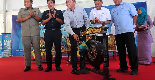 SIMBOLIK: Salahuddin (tengah) memalu gong sebagai simbolik perasmian Program Hari Bertemu Pelanggan Kementerian Pertanian dan Industri Asas Tani Peringkat Negeri Pulau Pinang di George Town, semalam. Turut hadir Timbalan Menteri Pertanian dan Industri Asas Tani Sim Tze Tzin (dua kiri) dan Pengerusi Jawatankuasa Pertanian dan Industri Asas Tani, Pembangunan Luar Bandar dan Kesihatan Negeri Pulau Pinang Dr Afif Bahardin (kiri). — Gambar Bernama