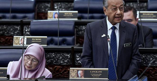 JAWAB SOALAN: Dr Mahathir (kanan) menjawab soalan daripada Ahli Parlimen Iskandar Puteri Lim Kit Siang pada Persidangan Dewan Rakyat Mesyuarat Pertama bagi Penggal Kedua Parlimen Ke-14 di Bangunan Parlimen, Kuala Lumpur semalam. Turut hadir Timbalan Perdana Menteri Datuk Seri Dr Wan Azizah Wan Ismail. — Gambar Bernama