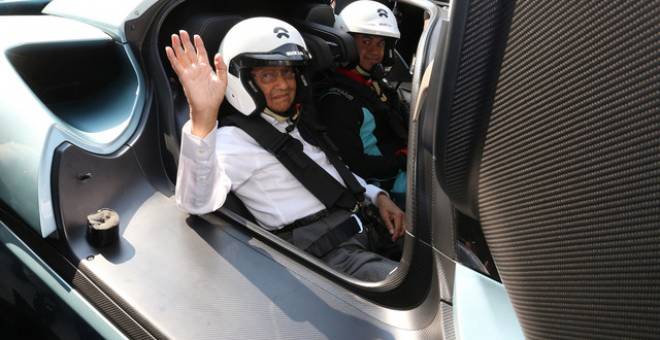  Dr Mahathir menaiki kereta hyper elektrik NIO EP9 yang dipandu pelumba negara Jazeman Jaafar semasa hadir pada Perasmian Inaugural Asia GT Festival di Litar Antarabangsa Sepang hari ini. - Gambar Bernama 