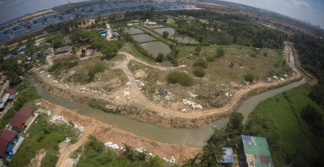  Tinjauan dari udara memperlihatkan operasi pembersihan sisa bahan kimia di Sungai Kim Kim, Pasir Gudang hari ini. - Gambar Bernama 