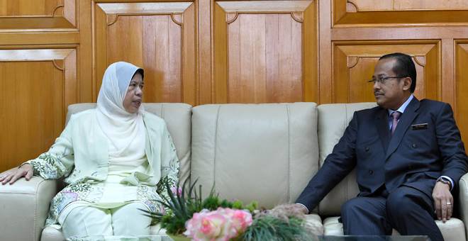 KUNJUNGAN: Zuraida (kiri) ketika melakukan kunjungan hormat terhadap Ahmad di Wisma Darul Iman semalam. — Gambar Bernama