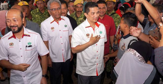 BERSALAMAN: Mohamed Azmin (tiga kiri) bersalaman dengan orang ramai yang hadir pada Majlis Aspirasi Ekonomi Pekebun Kecil di Padang Awam Kampung Lalang, Baling semalam. Turut hadir Mukhriz (kiri). — Gambar Bernama