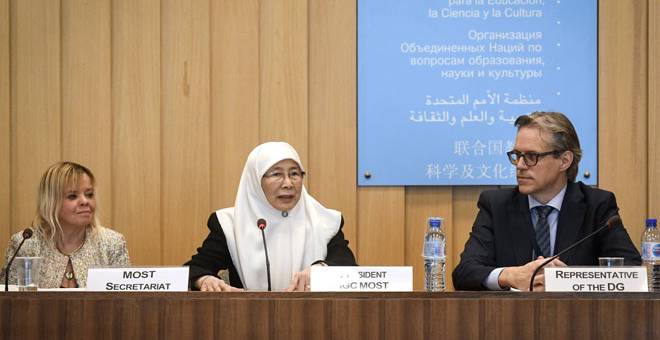 PROGRAM PENDIDIKAN: Wan Azizah ketika berucap mempengerusikan Mesyuarat sesi ke 14 - Majlis Antara Kerajaan(IGC) di Ibu Pejabat Pertubuhan Pendidikan, Sains dan Kebudayaan Pertubuhan Bangsa-Bangsa Bersatu (UNESCO) di Paris, kelmarin. — Gambar Bernama