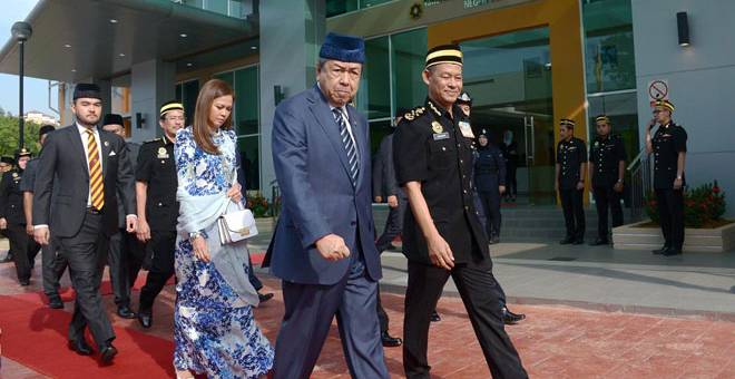 TURUN PADANG: Sultan Sharafuddin (dua kanan) bersama Tengku Norashikin (tiga kanan) serta Tengku Amir Shah (kiri) berkenan hadir ke Majlis Perasmian Kompleks Suruhanjaya Pencegahan Rasuah Malaysia (SPRM) Negeri Selangor di Seksyen 16 Shah Alam, semalam. — Gambar Bernama