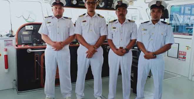 UNTUK ALBUM: Kapten Kapal RV Discovery milik Universiti Malaysia Terengganu (UMT) Mohd Nazri Muhammad (dua kiri) bergambar bersama kru pelayaran ketika ditemui di Langkawi, semalam. — Gambar Bernama